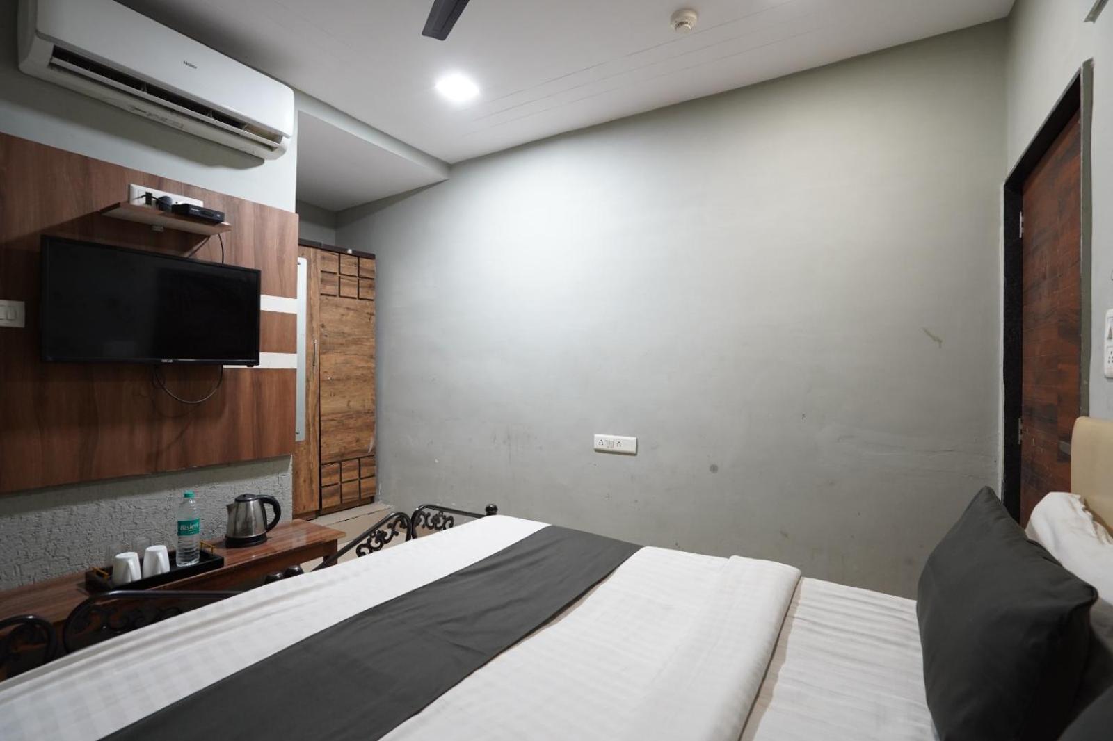 Hotel Sai Inn, Ahmedabad Airport Extérieur photo